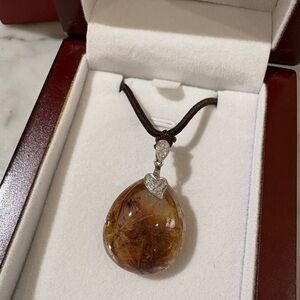 Elegant Gold Pendant Necklace